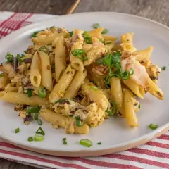 Penne z jajecznicą, boczkiem i szczypiorkiem – pyszne dania z makaronem na obiad.
