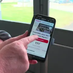 Une personne consulte sur son téléphone un modèle pétition locataires sur Change.org, demandant des logements dignes.