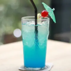 Blue Lagoon: Ricetta IBA, Segreti e Varianti del Cocktail Blu
