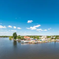 Port w Augustowie z widokiem na jezioro i zabudowania. Wspaniałe augustowskie atrakcje czekają na odkrycie.