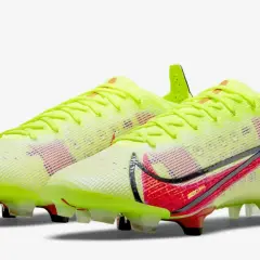 Jaskrawożółte buty piłkarskie Nike Mercurial Vapor, w jakich butach gra Lewandowski, z czerwonymi i czarnymi detalami.