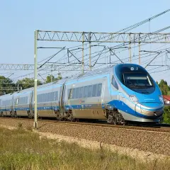 Pendolino EIP 2370 002-1 pędzi po torach.