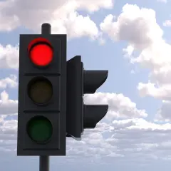 Verkeerslicht met rood licht aan. Wachten is verplicht, door rood rijden is gevaarlijk.
