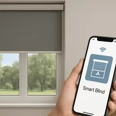 Sterowanie automatyczną roletą wewnętrzną za pomocą smartfona. Widok na okno z zielenią w tle.