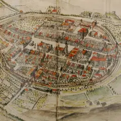 Stara mapa przedstawia historyczny układ miasta, jego mury obronne i zabudowania. Widać tu wiele dawnych lwówek śląski atrakcje, które dziś można odkrywać.