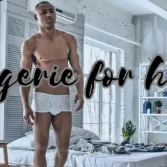Mężczyzna w białej bieliźnie stoi w sypialni.