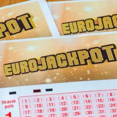 Kupony Eurojackpot z napisem "JACKPOT" i polami do zaznaczenia liczb. Szukasz złota loteria Eurojackpot kody promocyjne?