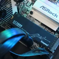 Dysk Kingston KC3000 z interfejsem pcie 4.0 NVMe M.2 zamontowany na płycie głównej ASRock.