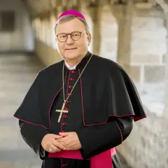 Bischof Bode in Amtstracht mit Mitra und Kreuz.