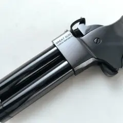 Błyszczący, czarny derringer "Great Gun" z Czech, z drewnianą rękojeścią.