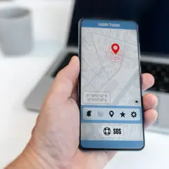 Aplikacja "Locator Tracker" pokazuje lokalizację telefonu na mapie z zaznaczonym punktem.