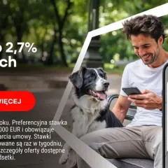 XTB oferuje atrakcyjne xtb oprocentowanie wolnych środków do 2,7%. Mężczyzna z psem sprawdza ofertę na telefonie.