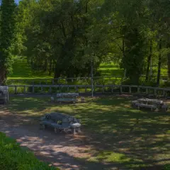 Área recreativa con mesas de piedra y barbacoa, un lugar idílico cerca del nacimiento del Miño.