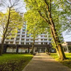 Sanatorium Perła Bałtyku, otoczone zielenią, zaprasza na wypoczynek. Sprawdź opinie i przekonaj się sam!