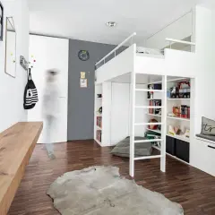 Cleverer Stauraum im Kinderzimmer: Hochbett mit integrierten Regalen und Schränken, DIY-Bank und Wandhaken für Ordnung.
