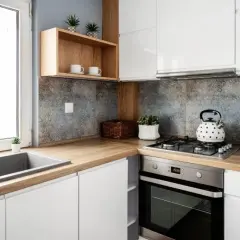 Co na ścianę w białej kuchni z drewnianym blatem? Wybierz idealnie!