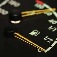 Indicador de combustible casi vacío. El consumo de combustible puede incrementarse cuando el tanque está bajo, ¡prepárate para repostar!