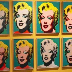 Osiem portretów Marilyn Monroe w stylu pop art Warhol, każdy z innym kolorystycznym wyrazem ikony.