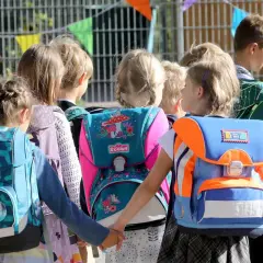 Kinder mit bunten Schultüten und Rucksäcken, bereit für den einschulung erster schultag.