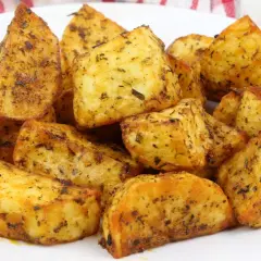 Patatas asadas en freidora de aire, crujientes y doradas, listas para disfrutar. El tiempo perfecto para un aperitivo delicioso.