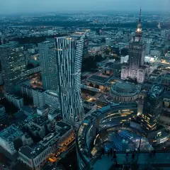 Widok z góry na nocną panoramę Warszawy, z wieżowcami i Pałacem Kultury. Marzysz o takich widokach? Kup bilety na Varso Tower!