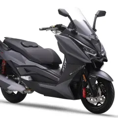 Scooter gris oscuro con asiento negro, parabrisas alto y detalles deportivos. Un ejemplo de los mejores scooter 300 para la ciudad.
