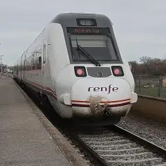 Tren Renfe en estación, listo para el viaje de Madrid a Salamanca.