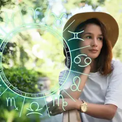 Kobieta w kapeluszu patrzy w dal, otoczona znakiem zodiaku Waga. Sprawdź swój horoskop waga na jutro!