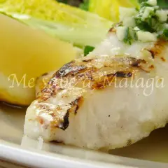 Un delicioso pescado rosado a la plancha, con patatas y ensalada. ¡Sabe a Málaga!