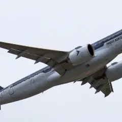 Airbus A220 z malowaniem rekina "Profit Hunter" wznosi się w powietrze.