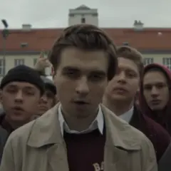 Grupa młodych ludzi, w tym chłopak w beżowej kurtce, zastanawia się, ile lat ma Mata.