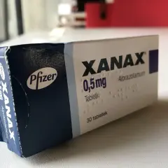 Opakowanie Xanax 0,5 mg z napisem "Alprazolamum" i logo Pfizer. Wiele osób szuka informacji o Xanax bez recepty.
