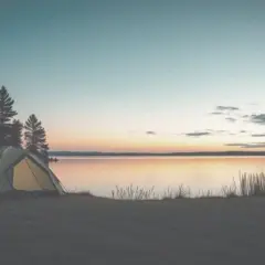 Gdzie pod namiot nad jeziorem? Odkryj najlepsze miejsca na kemping