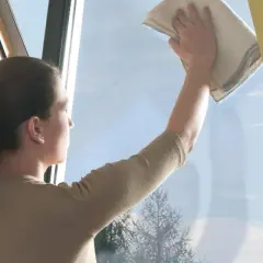 Mycie okien dachowych bez smug? Sprawdź triki eksperta!