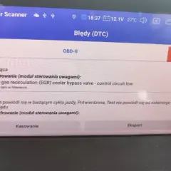 Ekran skanera diagnostycznego pokazuje błąd DTC P1525 w Renault, dotyczący zaworu obejściowego chłodnicy EGR.