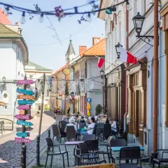 Ulica w polskim miasteczku przypomina Wiedeń. Kolorowe szyldy wskazują drogę do "Chill", "Burrito" i "Tequili".