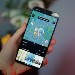 Telefon z mapą Zakopanego. Widoczna lokalizacja zdjęcia i popularne miejsca.