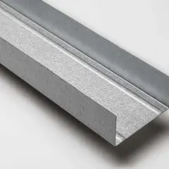 Profilato metallico zincato, ideale come rinforzo cartongesso per cappa, garantisce stabilità e durata.