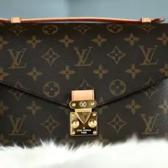Louis Vuitton w Polsce: Gdzie kupić oryginał i uniknąć podróbek?