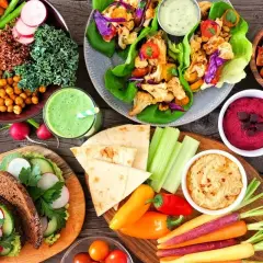 Kolorowe warzywa, hummus, smoothie i kanapki na stole. Czy weganizm jest zdrowy? Tak, ta uczta pokazuje, że tak!