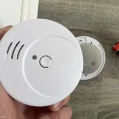 Rauchmelder mit Batterie, bereit, vor unsichtbarem Feuer zu warnen.