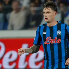 Piłkarz Atalanty w niebiesko-czarnej koszulce z logo "Lete" podczas meczu z Udinese.