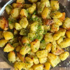 Krispig potatis i ugn, gyllene och perfekt rostade, toppade med färska örter. En härlig sidorätt som passar till det mesta.