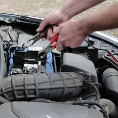 Podłączanie kabli rozruchowych do akumulatora, gdy auto nie odpala. Przyczyny problemów z rozruchem mogą być różne, ale to pierwszy krok do ich rozwiązania.