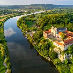 Malowniczy krajobraz z klasztorem na skale i Wisłą. Idealne miejsce na przejażdżkę wiślaną trasą rowerową Kraków.