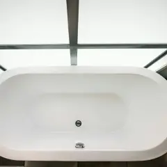 Nowa wanna wolnostojąca z baterią i odpływem. Planowana wymiana syfonu w wannie zabudowanej.
