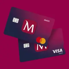 Dwie karty płatnicze: jedna z logo "M" i napisem "debit", druga z logo Visa Debit i Mastercard. To karta wielowalutowa Millennium.
