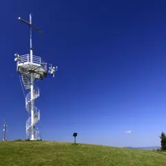Wieża widokowa z krzyżem na szczycie góry Grzywackiej. Kręcone schody prowadzą na platformę z antenami.