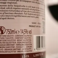 Etichetta di vino Amarone della Valpolicella, 14,5% vol, con indicazione di vino gradazione alcolica minima.