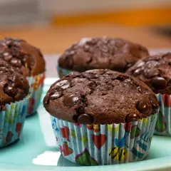 Saftige Schokomuffins mit vielen Schokostückchen, perfekt für ein schnelles schokomuffins rezept.